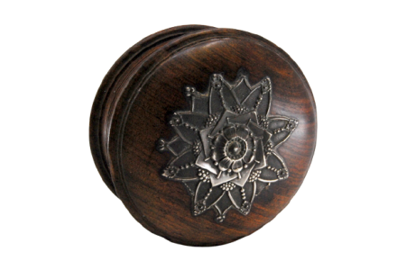 Guarda Joias em madeira com aplicação em prata na tampa em forma de flor